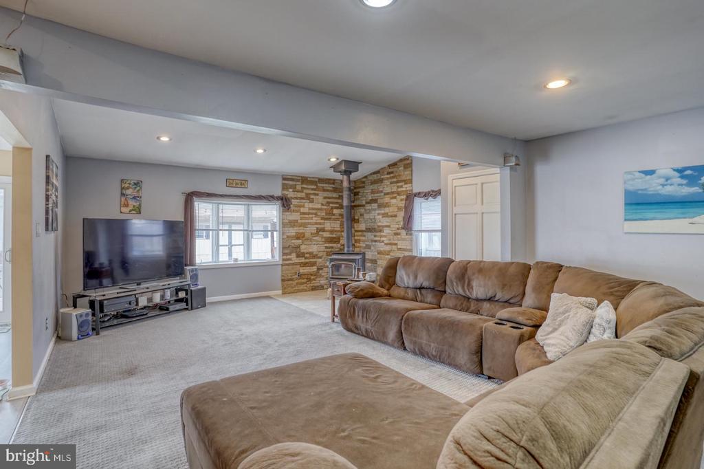 28 Lesley Ln