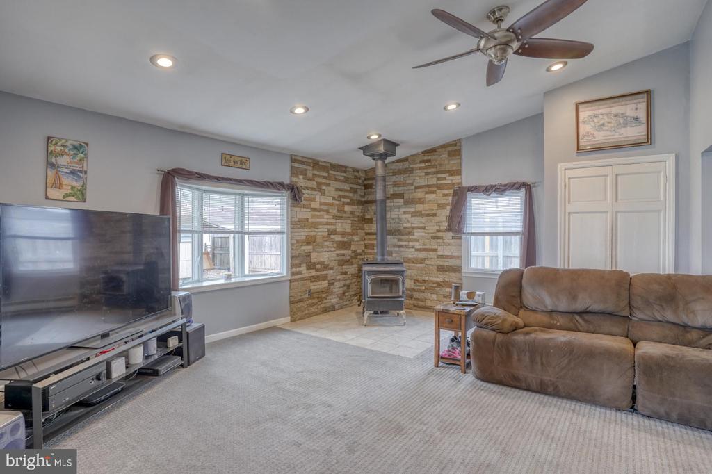 28 Lesley Ln