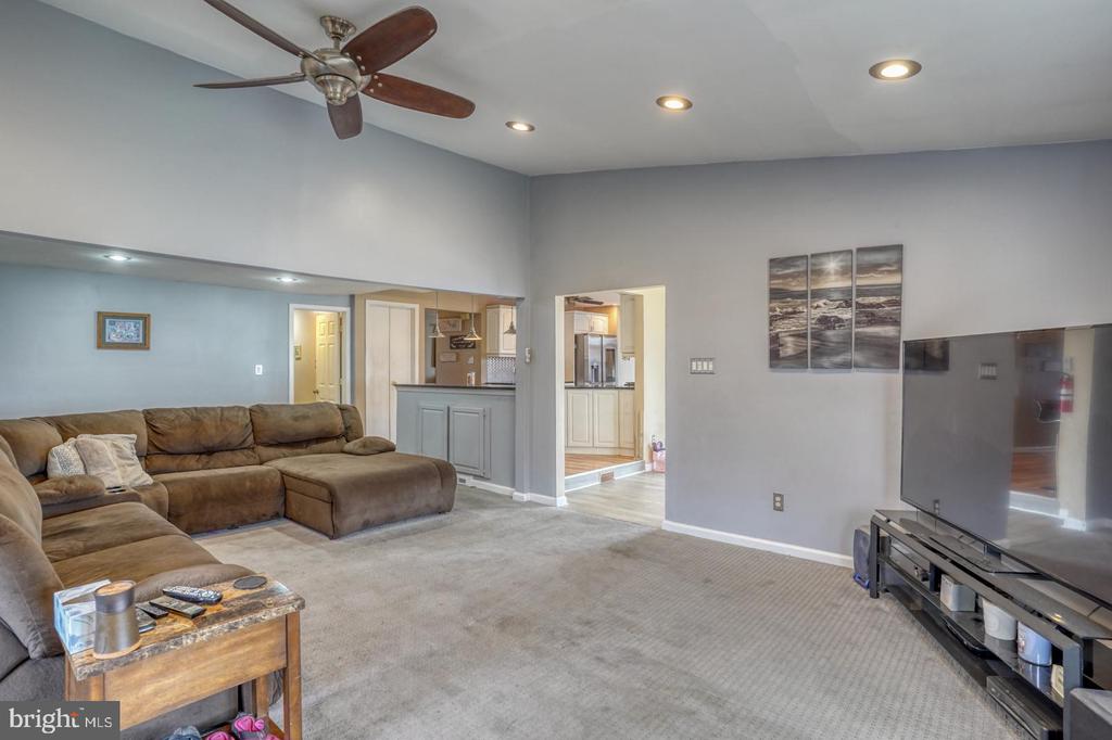 28 Lesley Ln