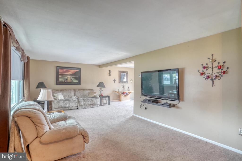 28 Lesley Ln