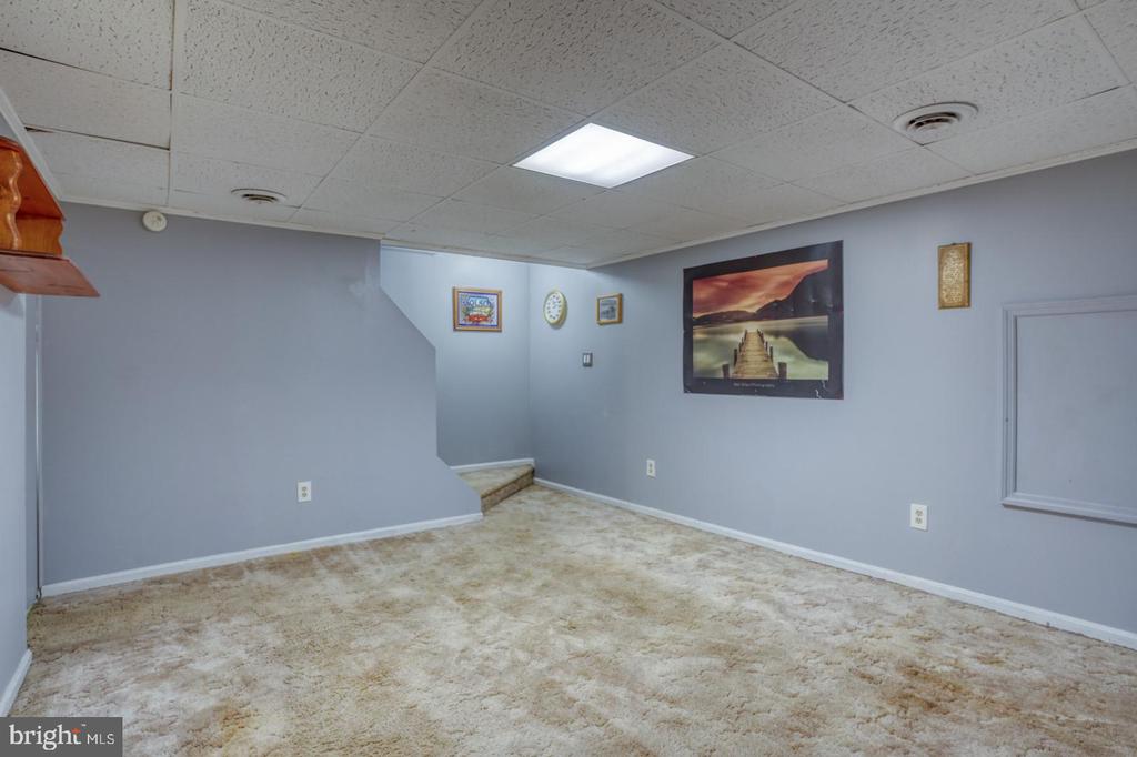 28 Lesley Ln