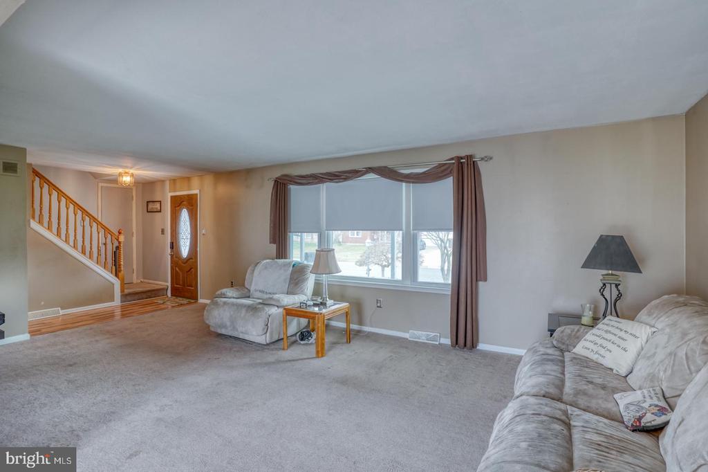 28 Lesley Ln