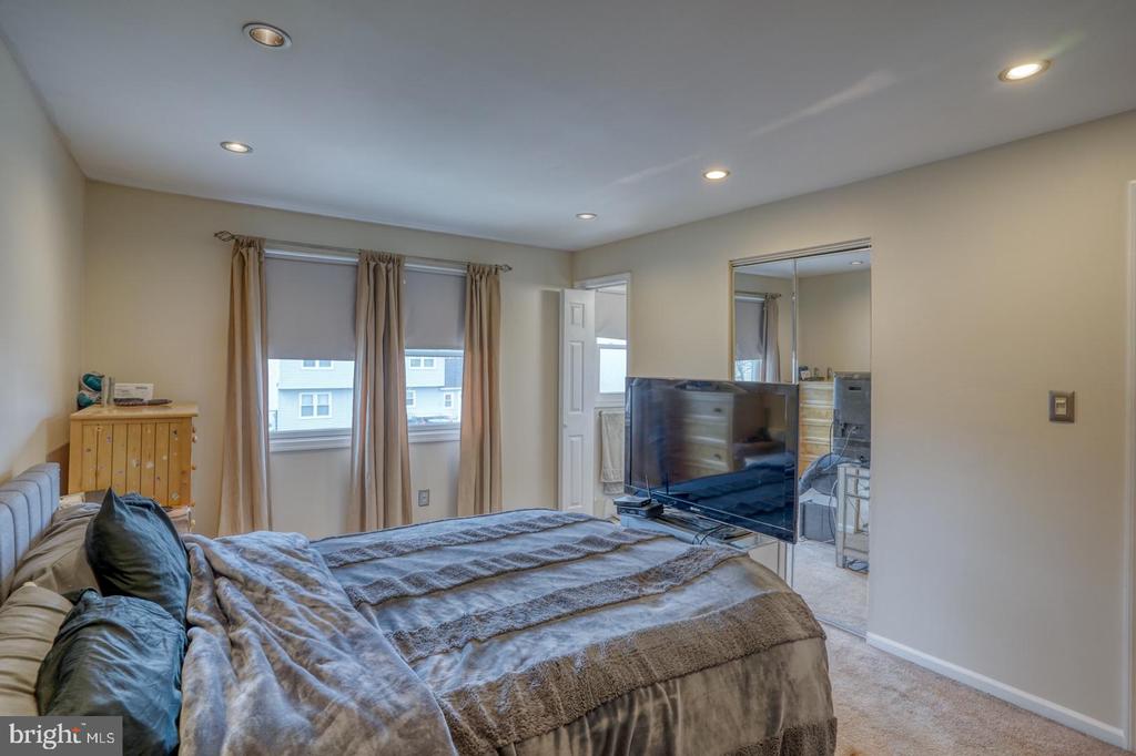 28 Lesley Ln