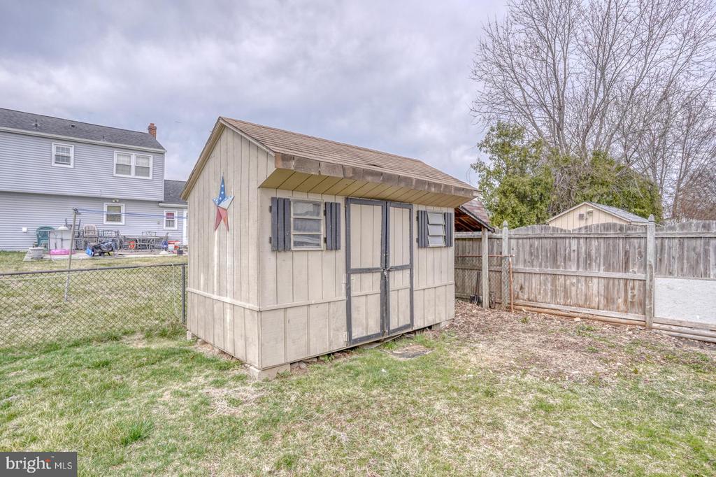 28 Lesley Ln