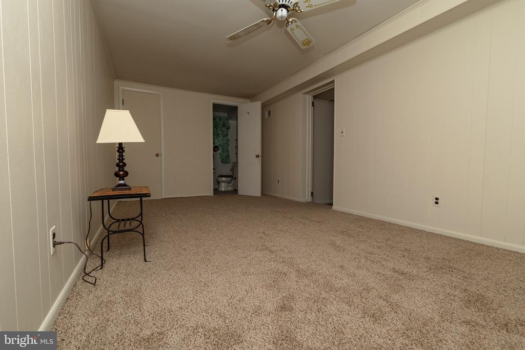 1040 Wagoner Dr