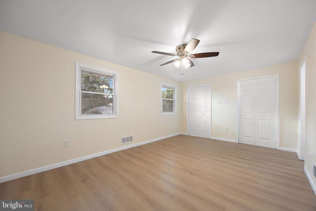 738 W BIRCHTREE LANE