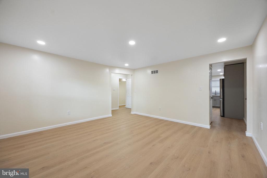 738 W BIRCHTREE LANE