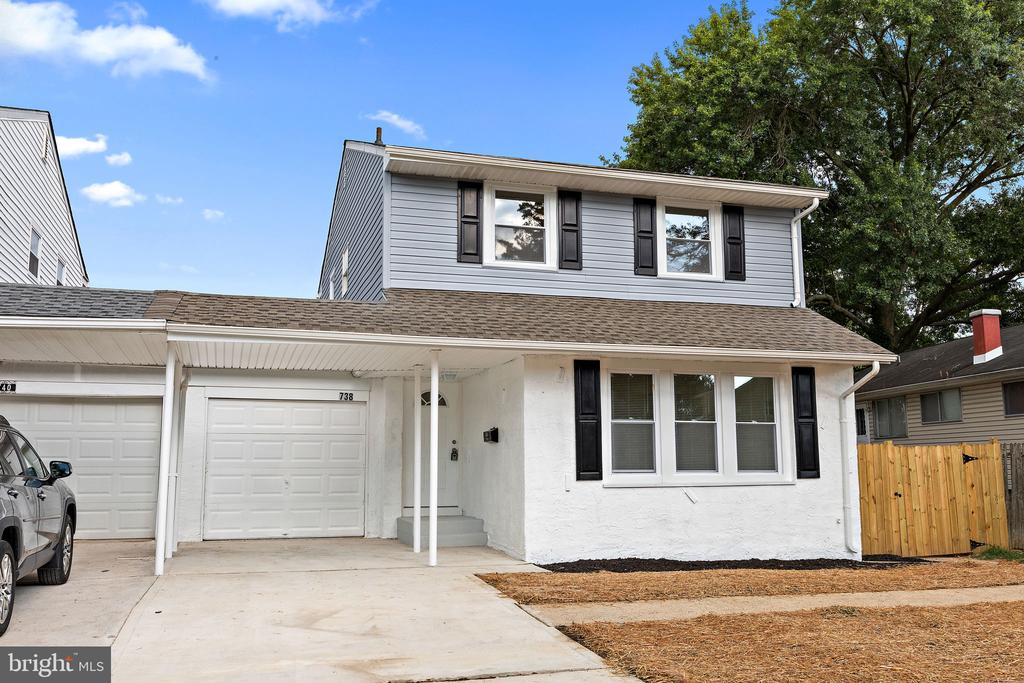 738 W BIRCHTREE LANE