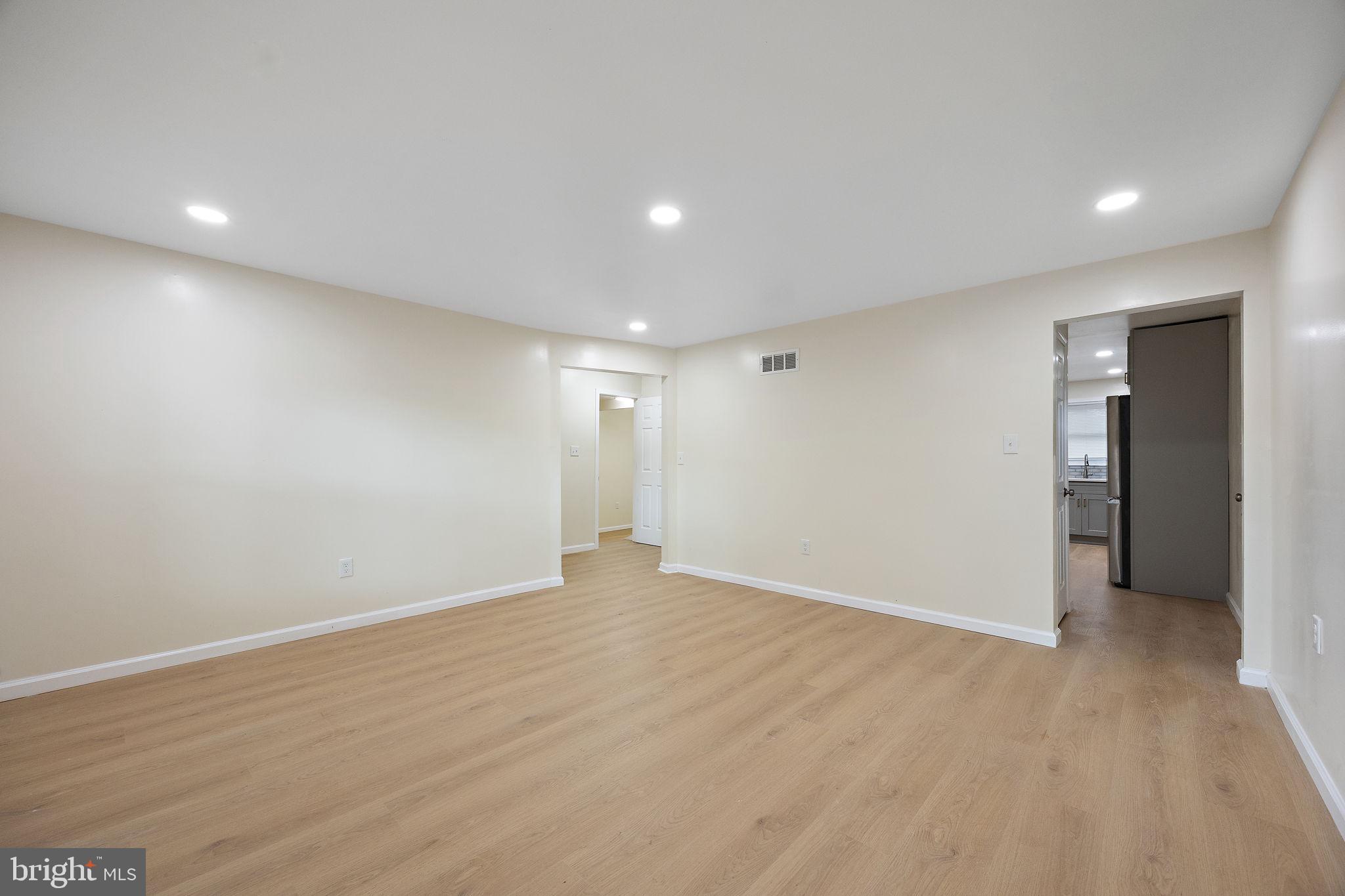 738 W BIRCHTREE LANE