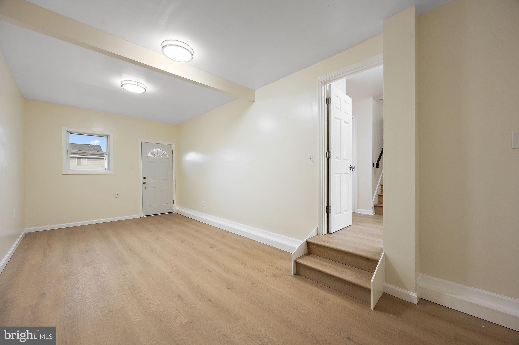 738 W BIRCHTREE LANE