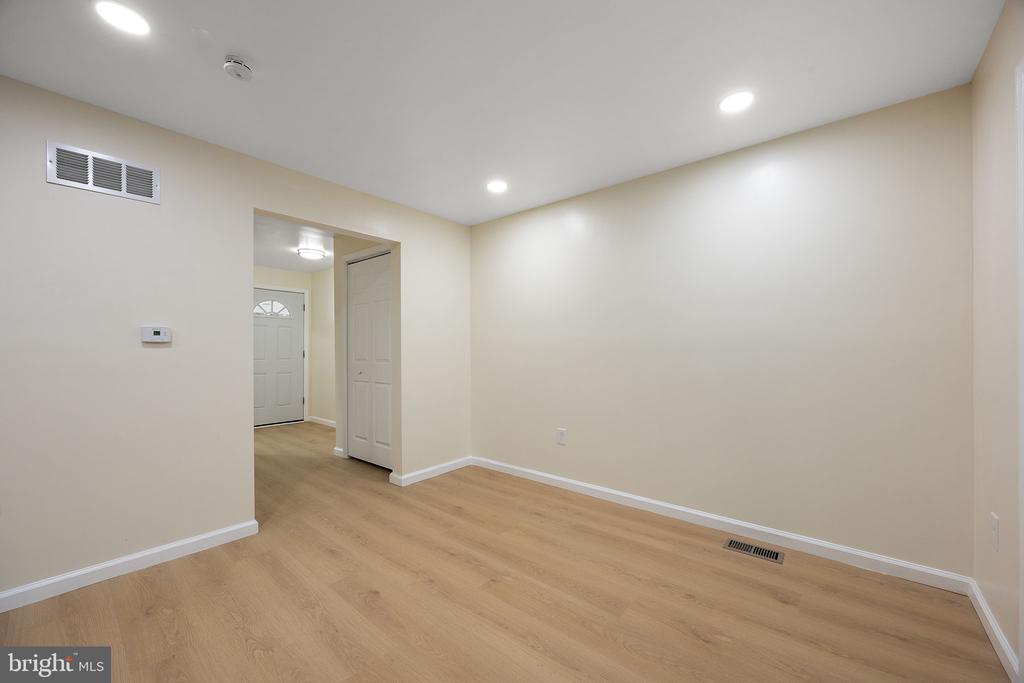 738 W BIRCHTREE LANE