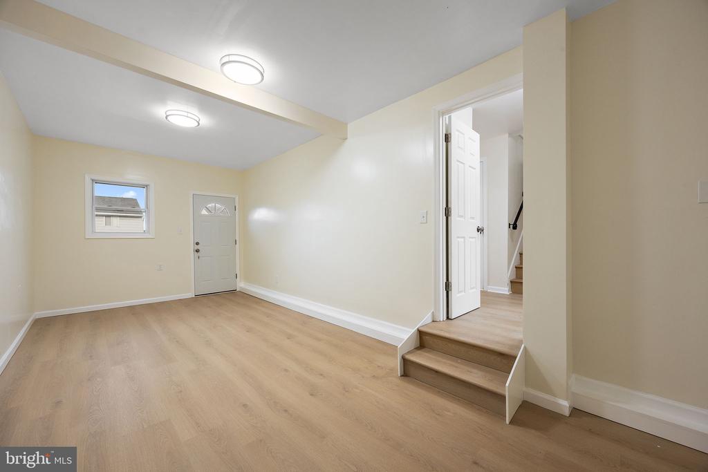 738 W BIRCHTREE LANE