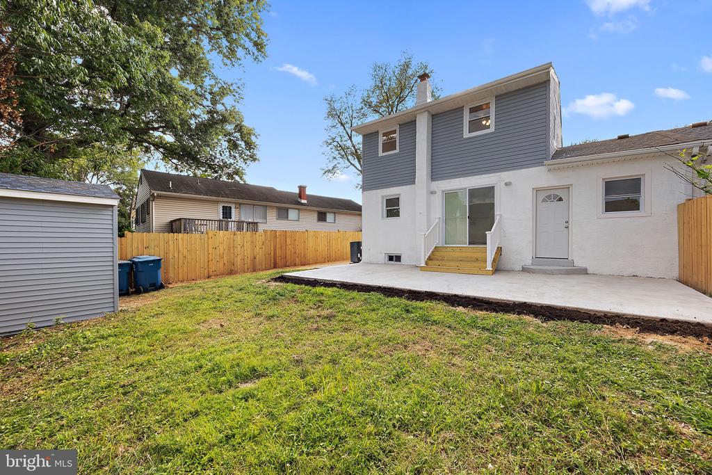 738 W BIRCHTREE LANE