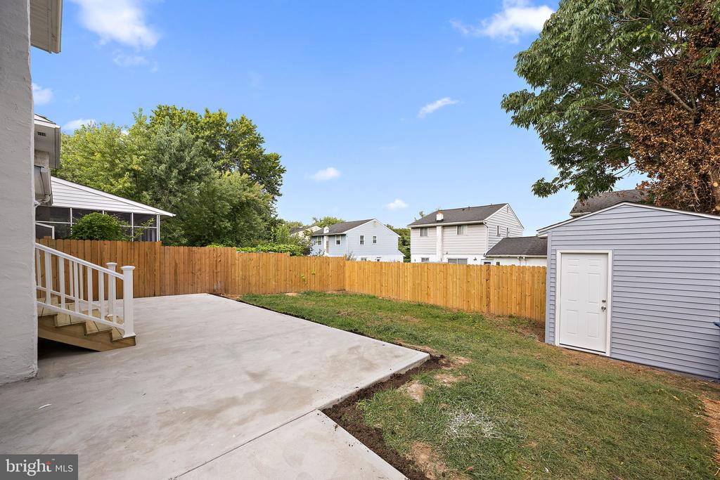 738 W BIRCHTREE LANE