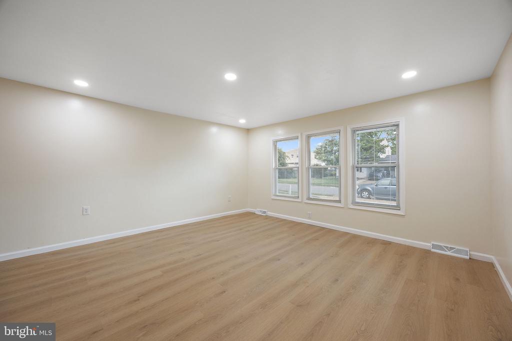 738 W BIRCHTREE LANE