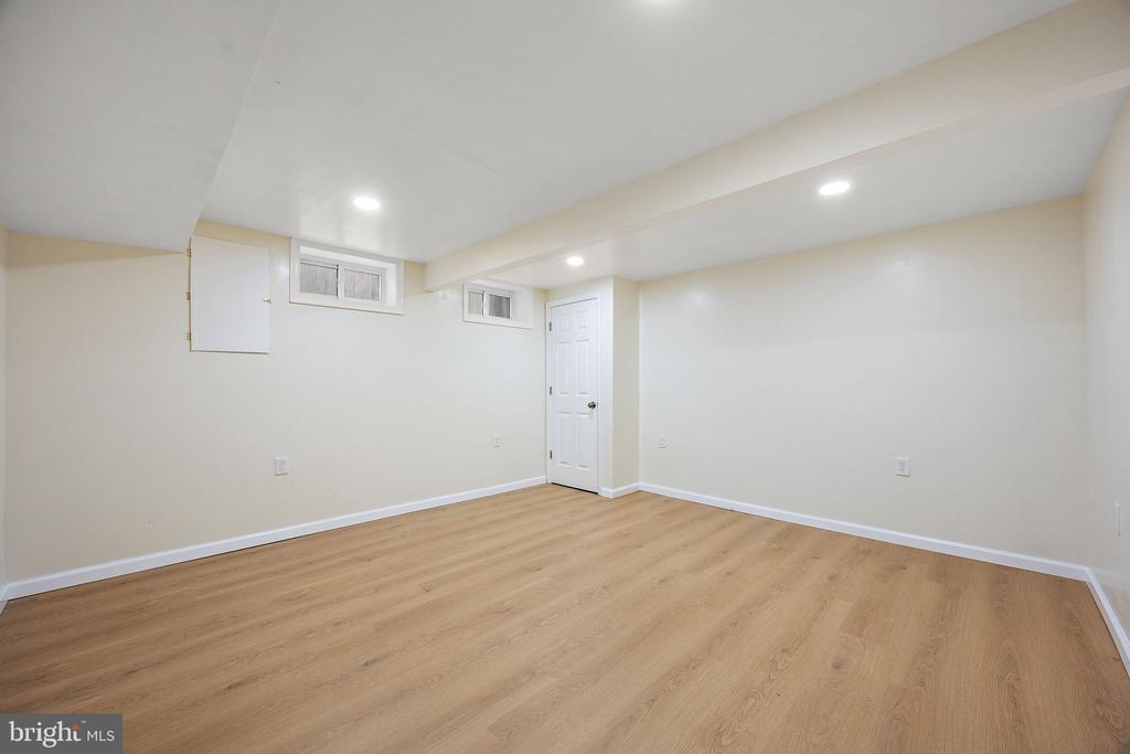 738 W BIRCHTREE LANE