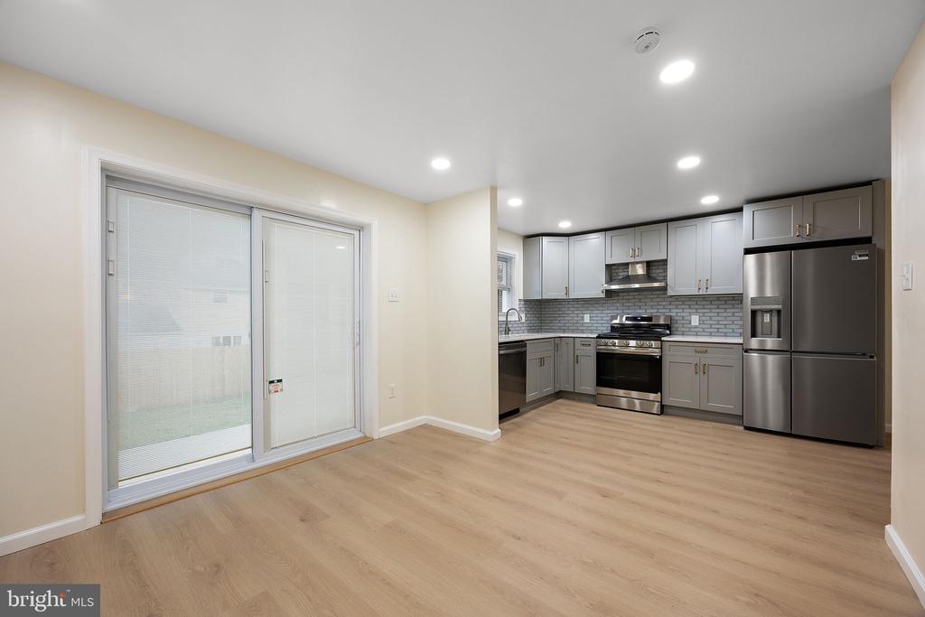 738 W BIRCHTREE LANE