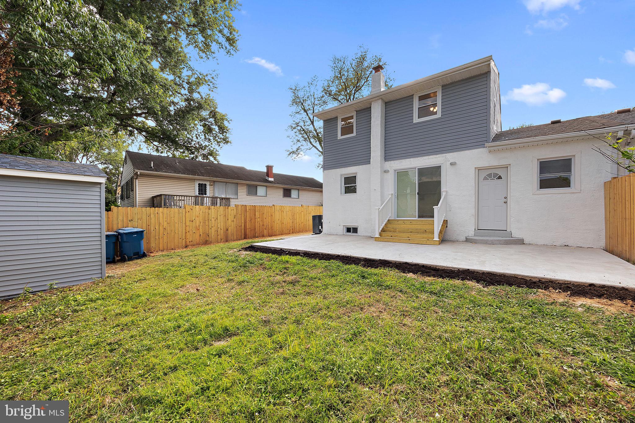 738 W BIRCHTREE LANE