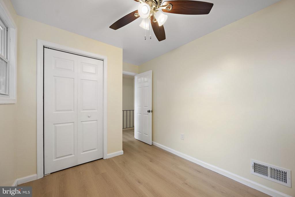 738 W BIRCHTREE LANE