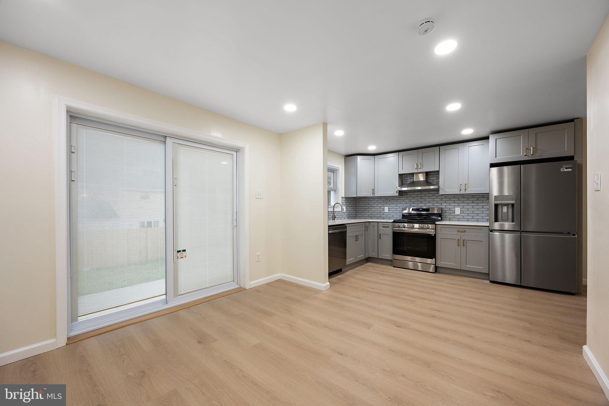 738 W BIRCHTREE LANE