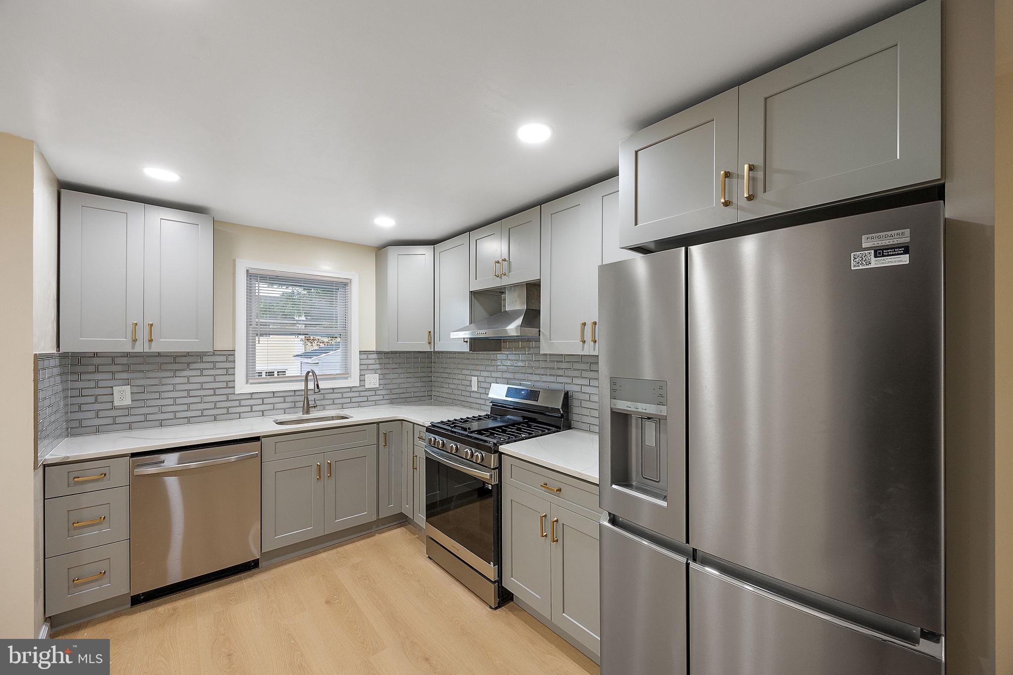738 W BIRCHTREE LANE