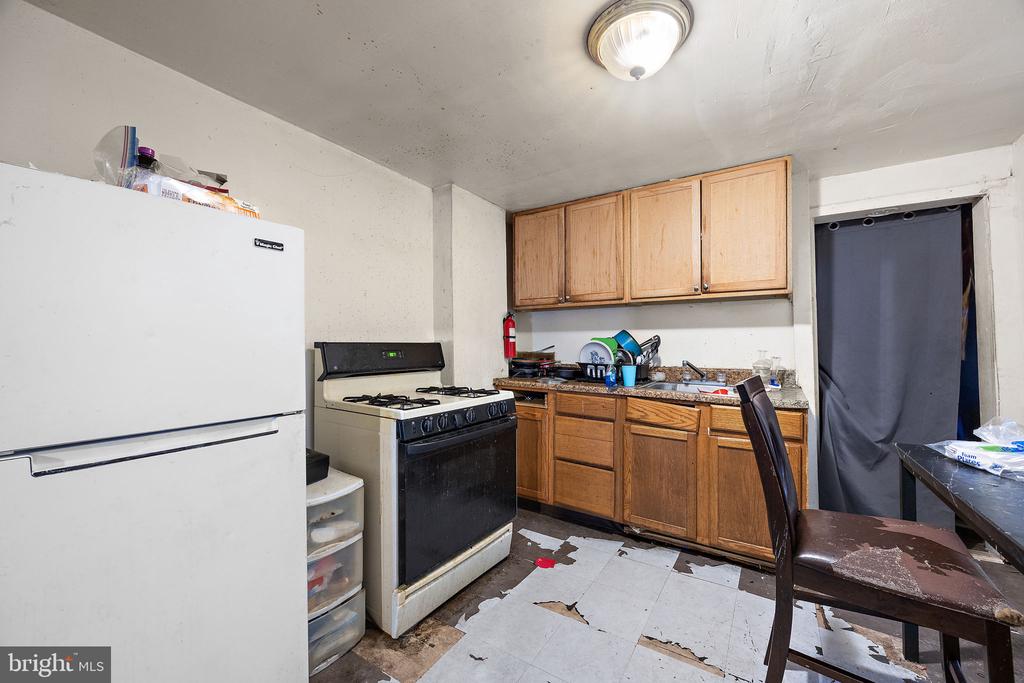 715 E 10TH STREET