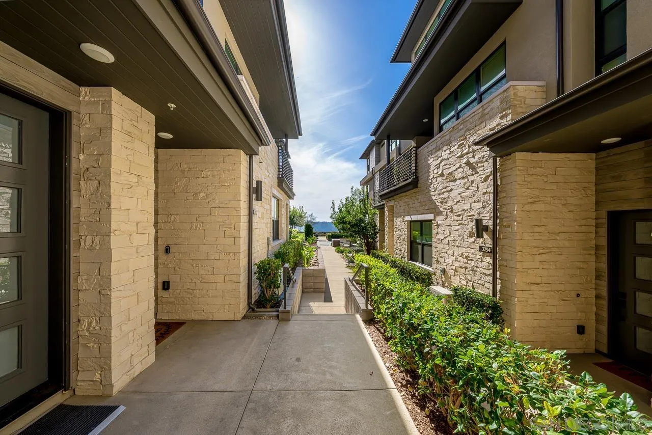 2776 Via Alta Pl