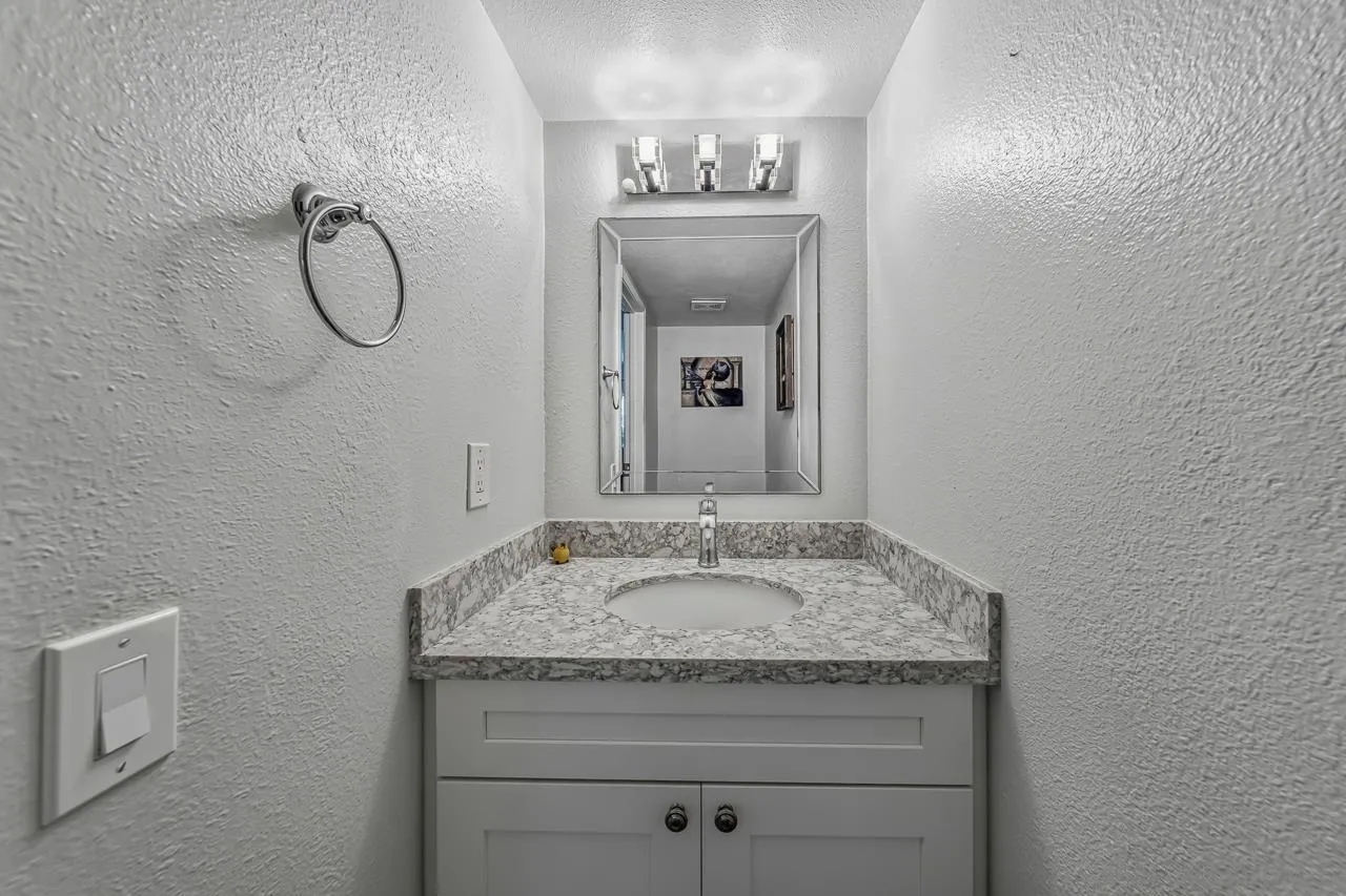 5661 Lake Park Way Unit 6