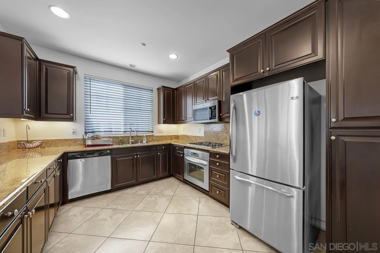3028 Cole Grade