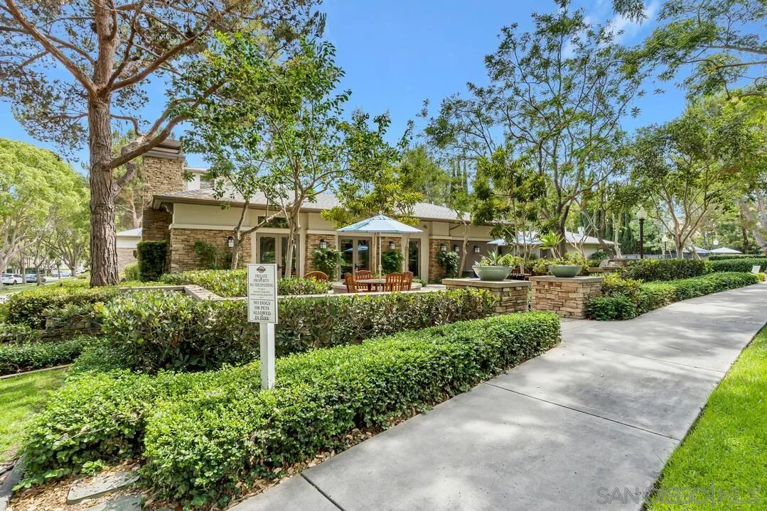 2950 W Canyon Ave