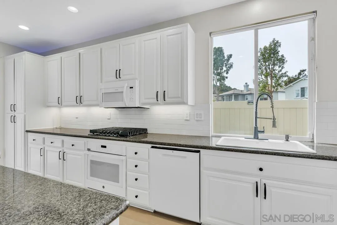 2950 W Canyon Ave