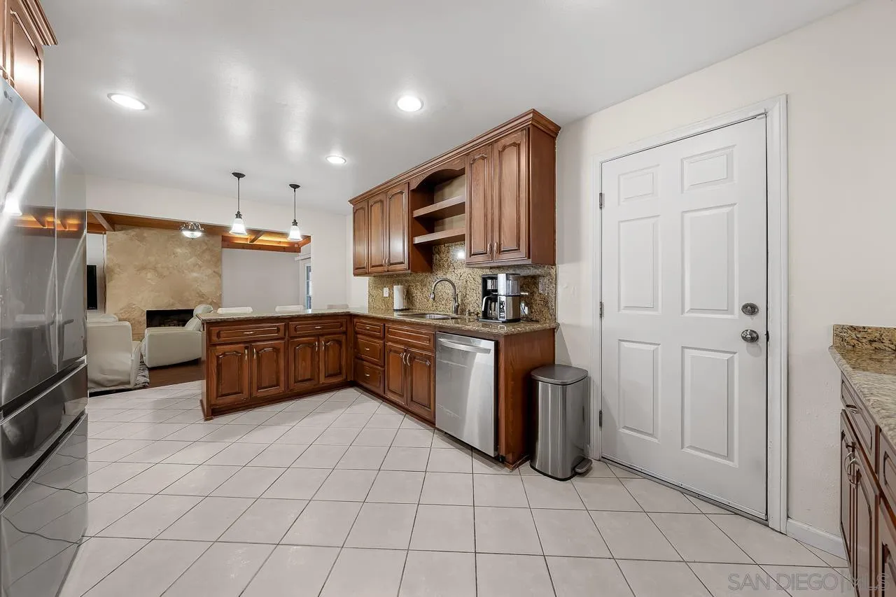 922 Denise Ln