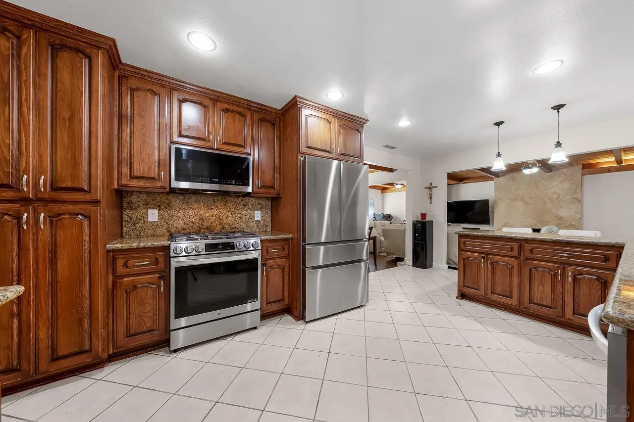 922 Denise Ln