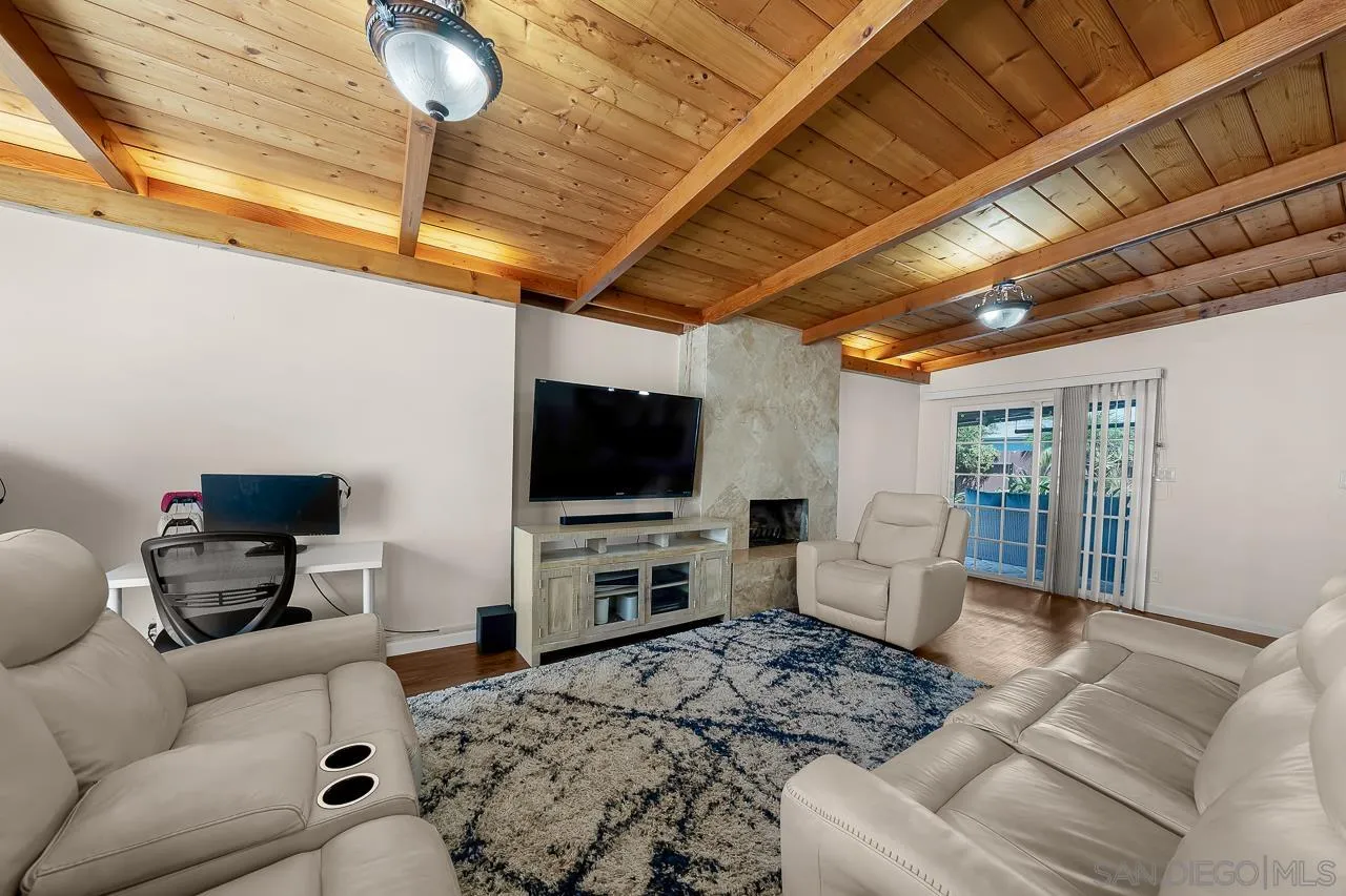 922 Denise Ln