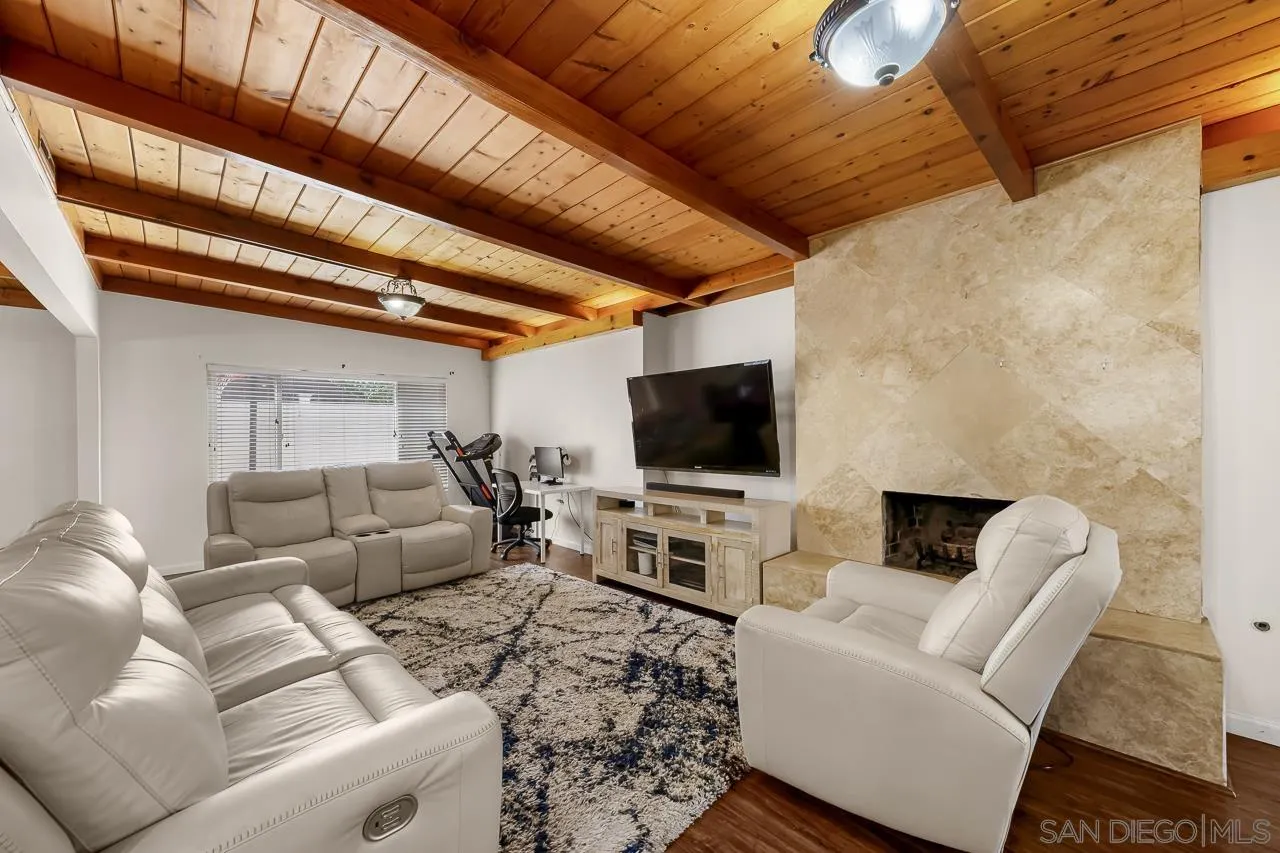 922 Denise Ln