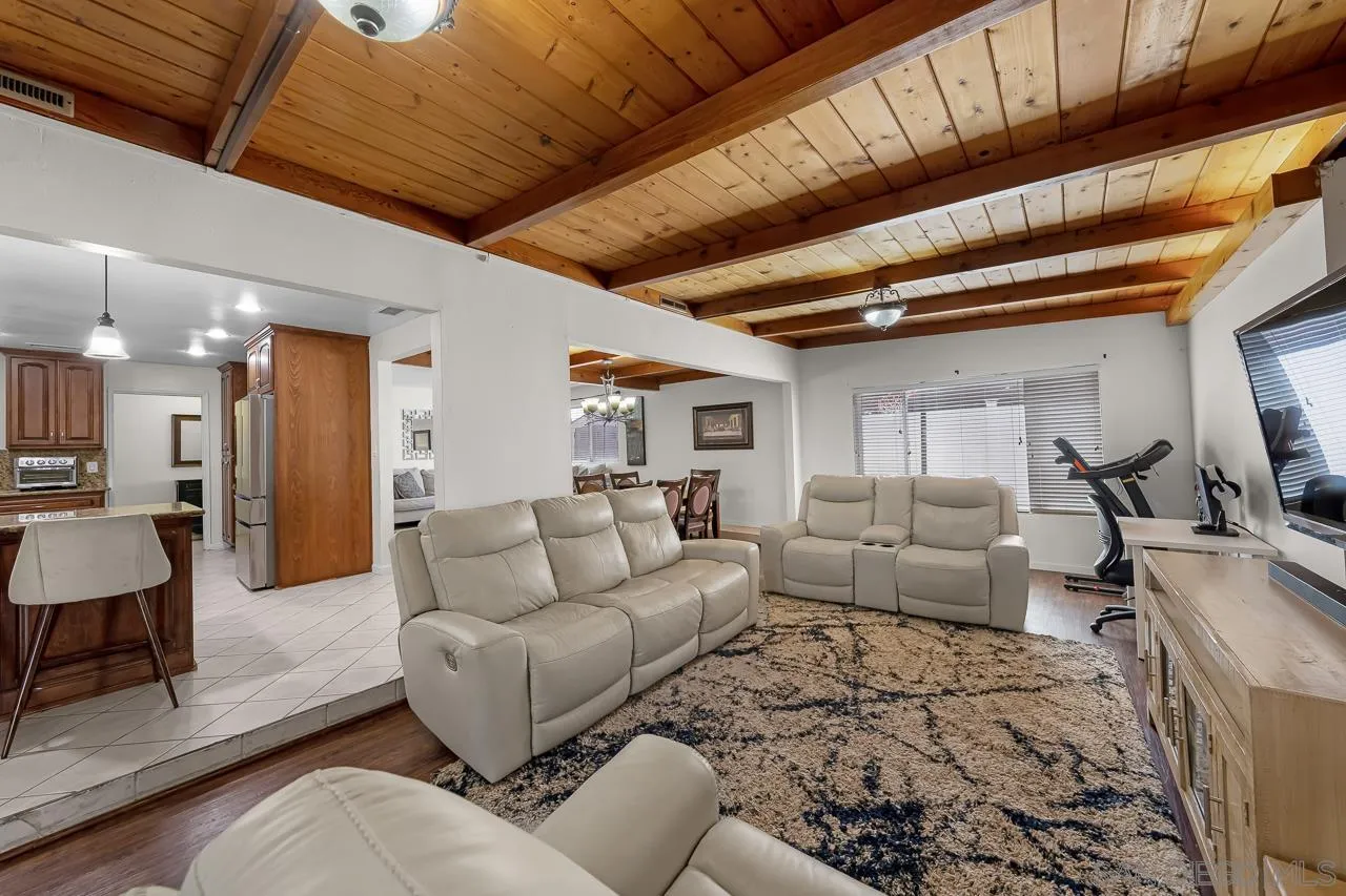 922 Denise Ln