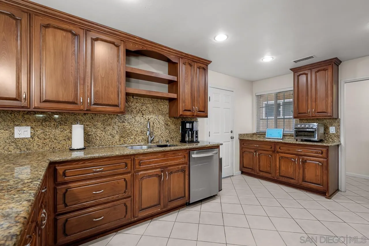 922 Denise Ln