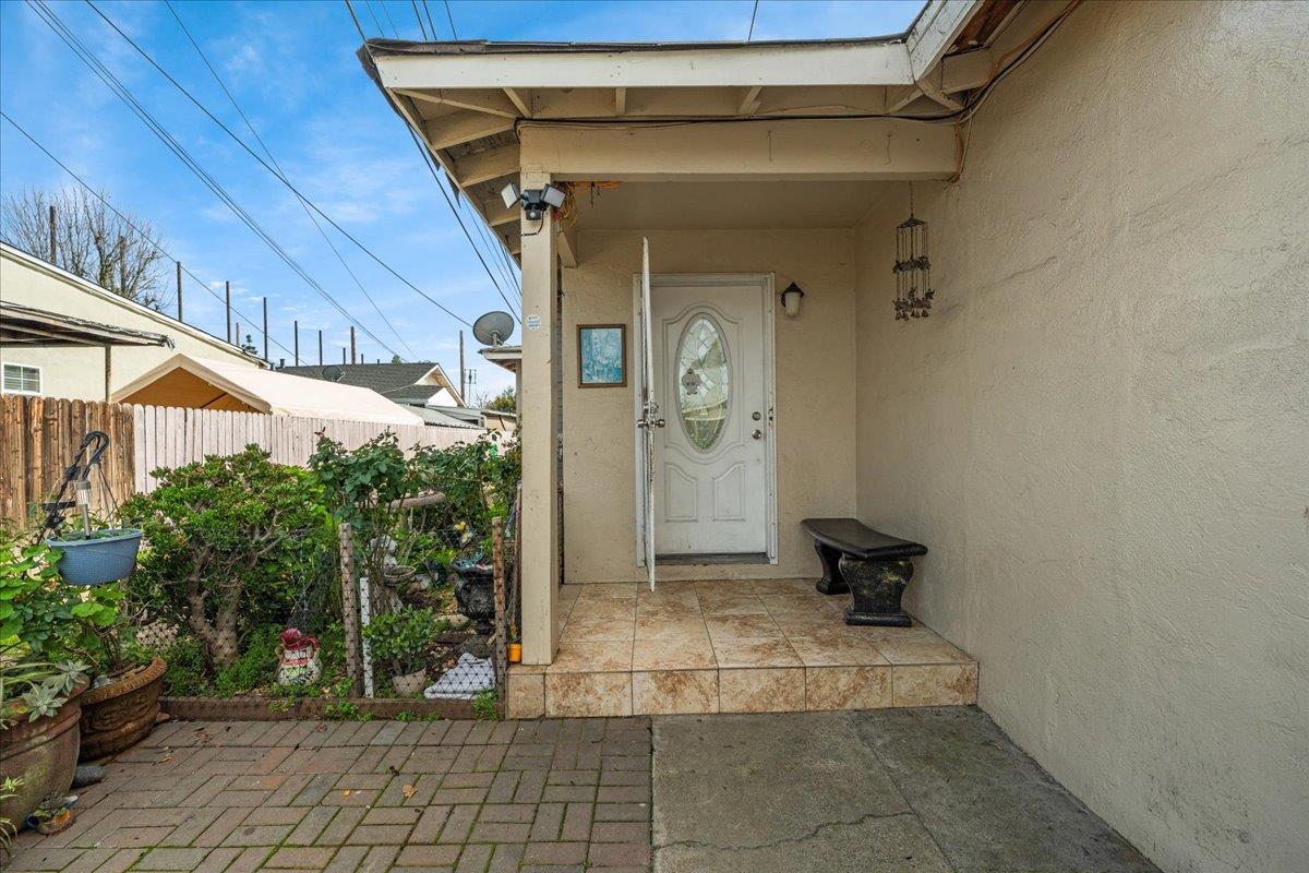 1666 E San Antonio ST