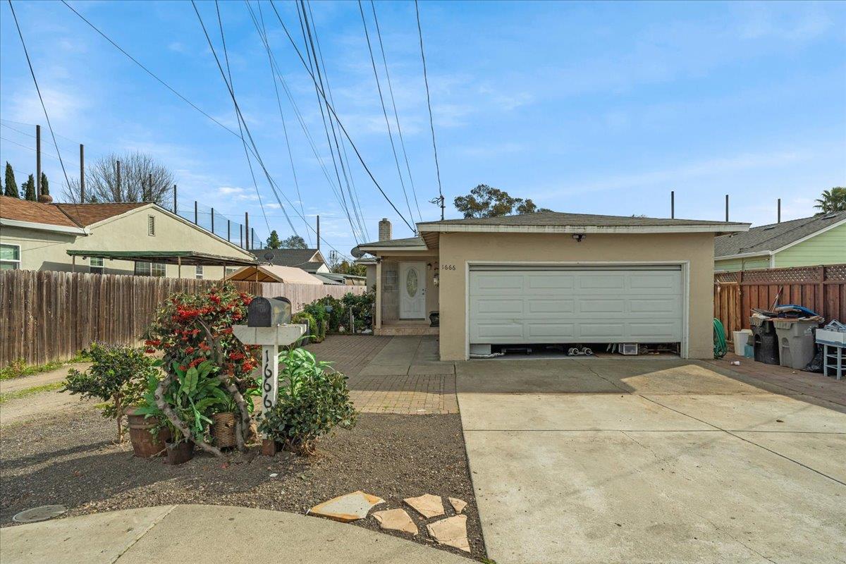 1666 E San Antonio ST