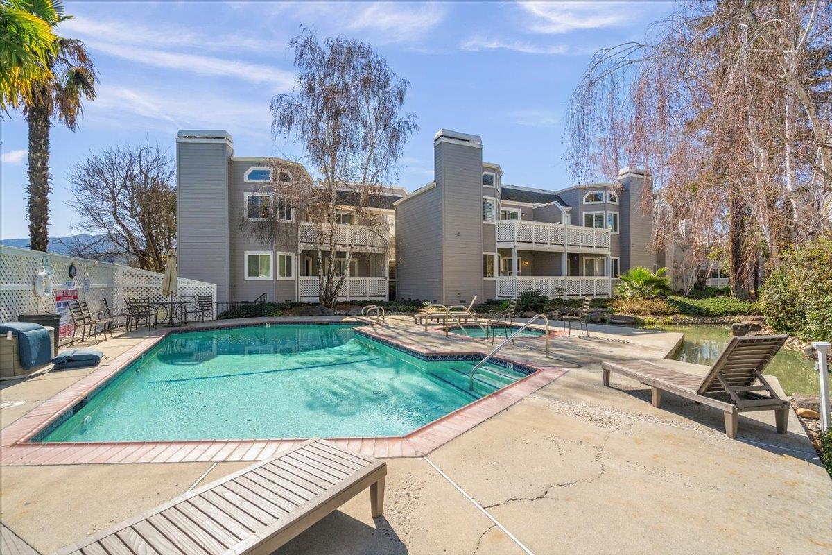 4816 Lakebird PL