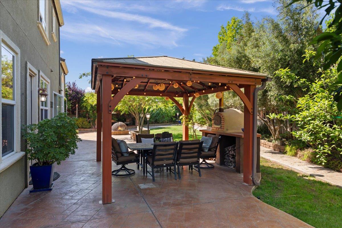 1525 Windsong Court