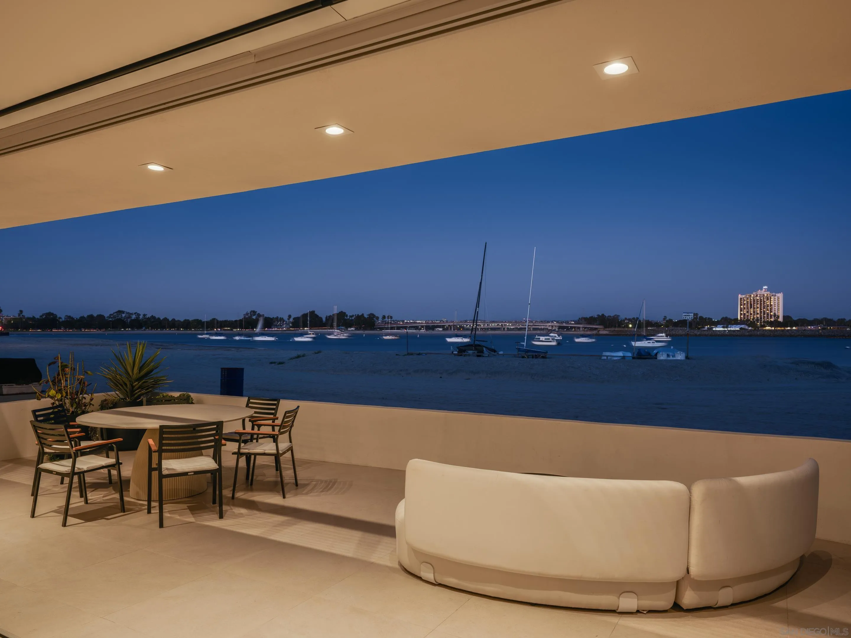 2841 Bayside Walk