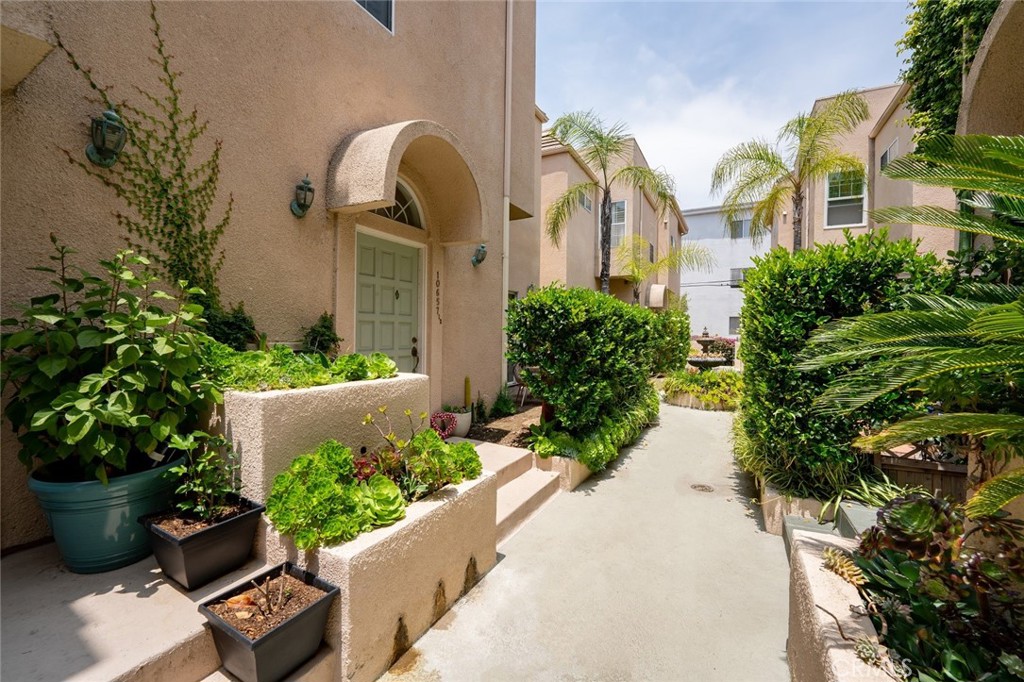 10657 1/2 Bloomfield Street