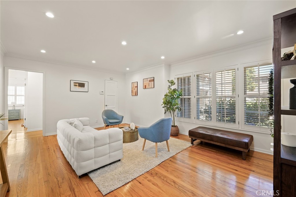 15036 1/2 Dickens Street