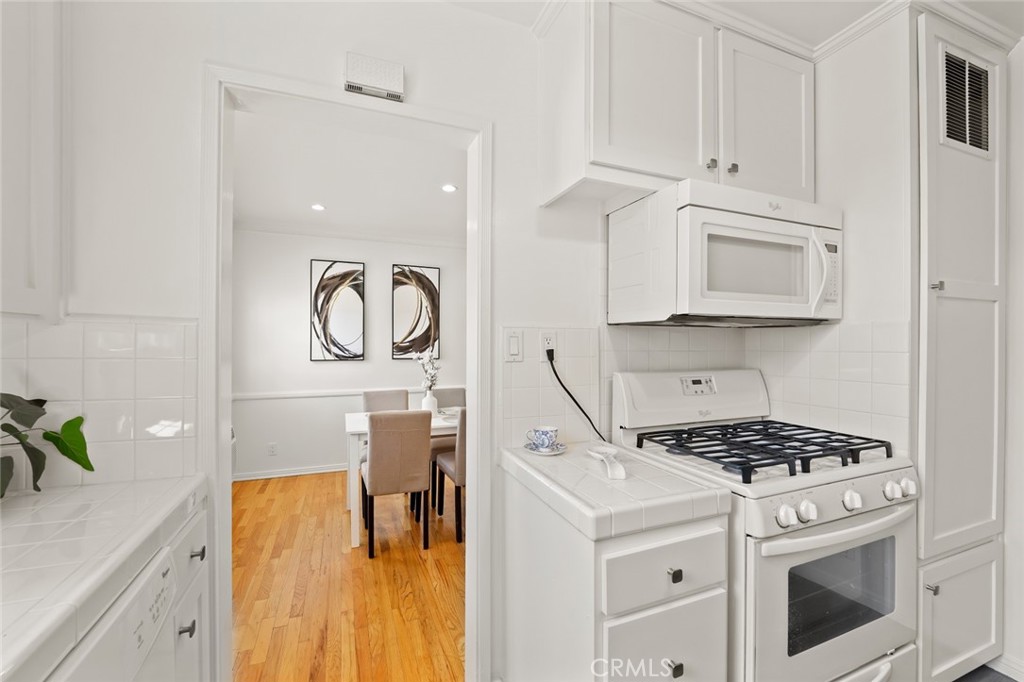 15036 1/2 Dickens Street