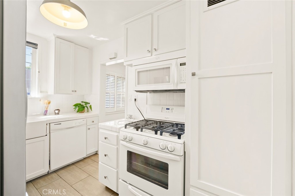 15036 1/2 Dickens Street