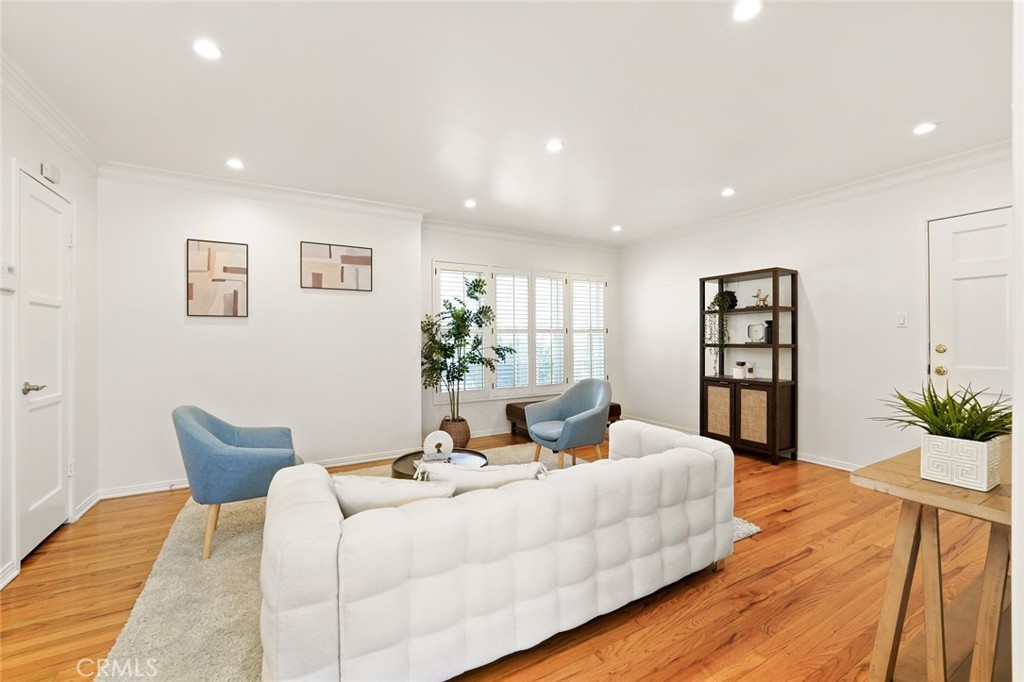 15036 1/2 Dickens Street