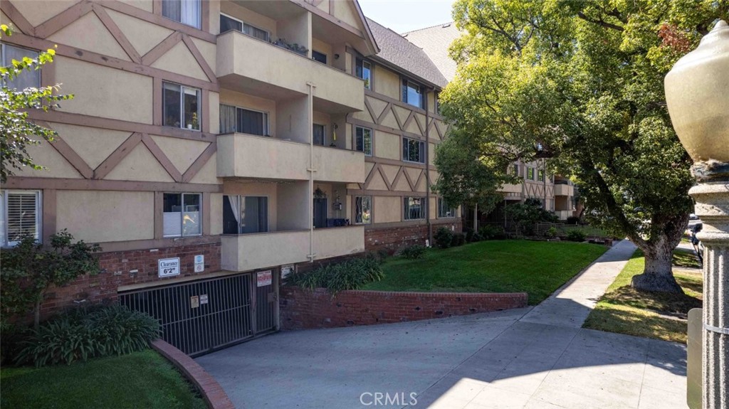 600 W Stocker Street 208