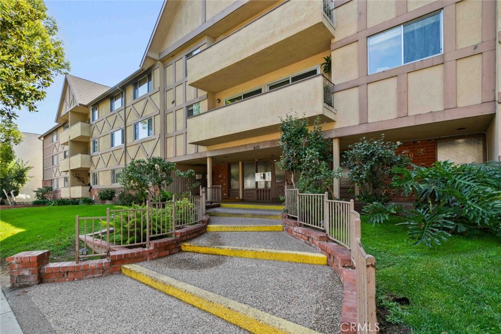 600 W Stocker Street 208