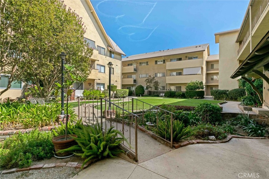 600 W Stocker Street 208